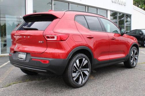 2025 Volvo XC40 B5 Plus Dark Theme