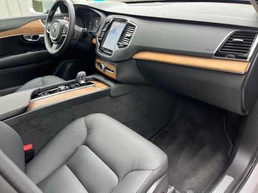 2024 Volvo XC90 B6 Plus Bright Theme 7-Seater