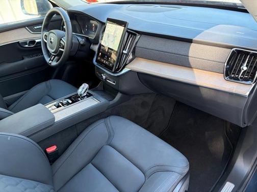 2025 Volvo XC90 B6 Plus 7-Seater