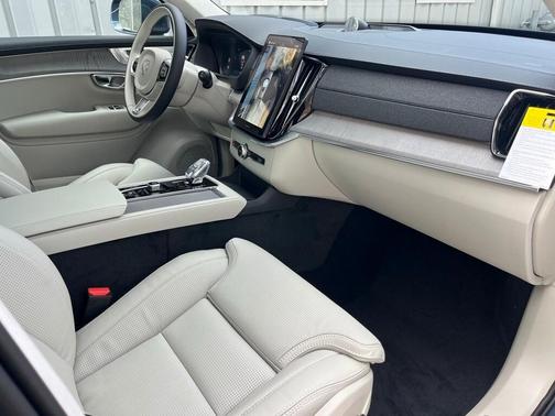 2025 Volvo XC90 B6 Ultra
