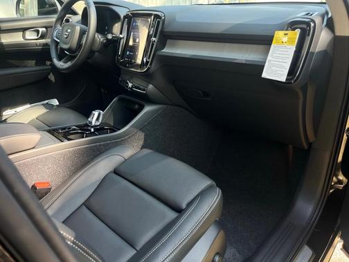 2025 Volvo XC40 B5 Plus Bright Theme