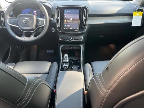 2025 Volvo XC40 B5 Plus Bright Theme