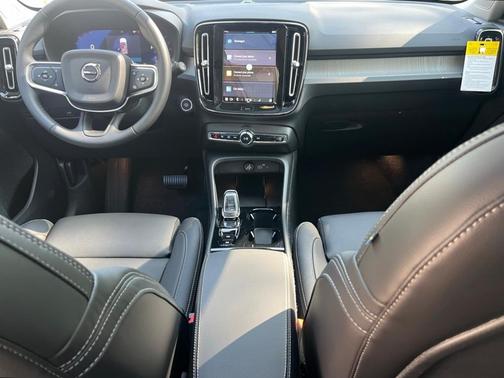 2025 Volvo XC40 B5 Plus Bright Theme