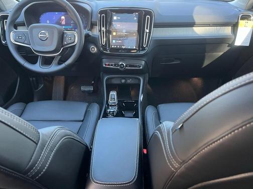 2025 Volvo XC40 B5 Ultra Dark Theme