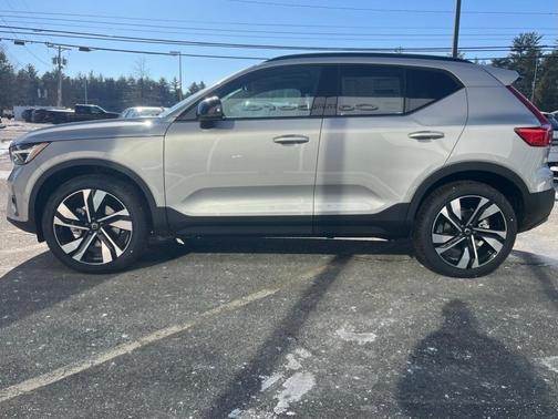 2025 Volvo XC40 B5 Ultra Dark Theme