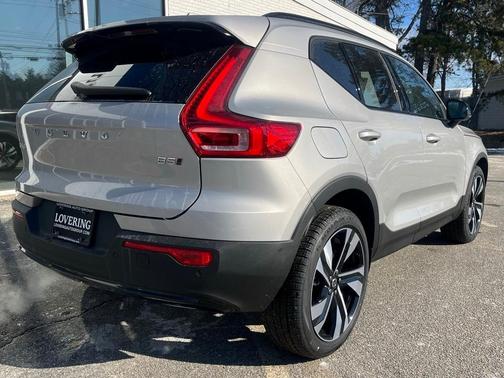 2025 Volvo XC40 B5 Ultra Dark Theme