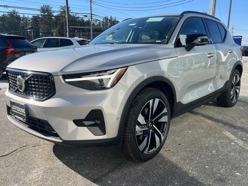 2025 Volvo XC40 B5 Ultra Dark Theme