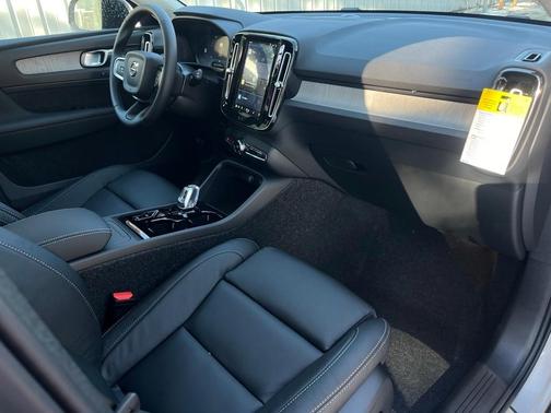 2025 Volvo XC40 B5 Ultra Dark Theme