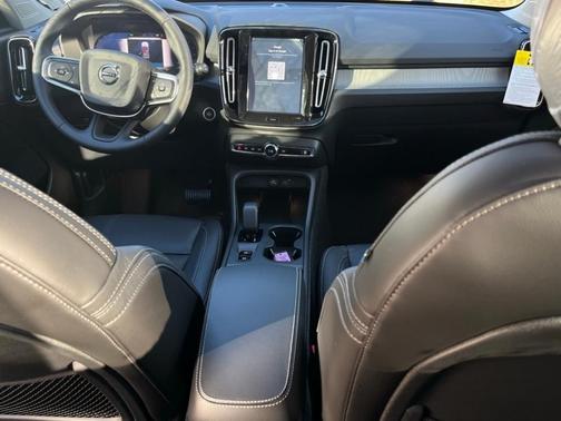 2025 Volvo XC40 B5 Core Bright Theme