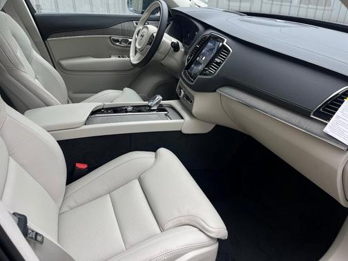2025 Volvo XC90 Plug-In Hybrid T8 Ultra 7-Seater