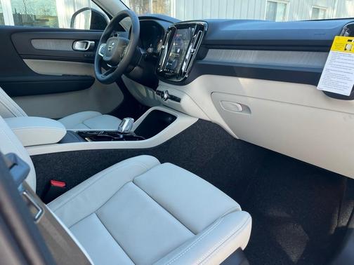 2025 Volvo XC40 B5 Plus Dark Theme