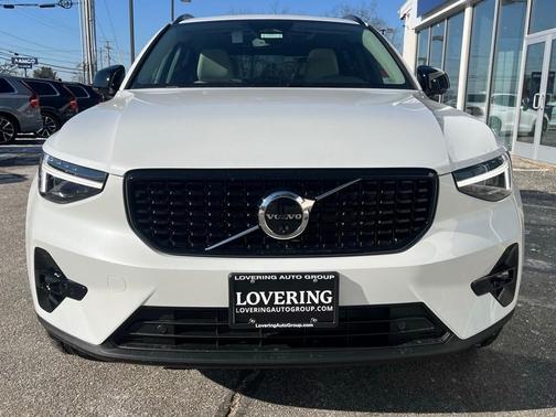 2025 Volvo XC40 B5 Plus Dark Theme