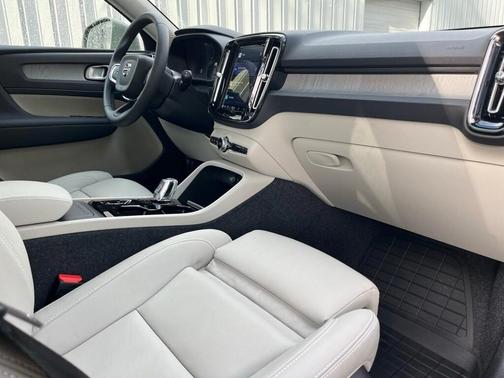 2025 Volvo XC40 B5 Plus Bright Theme