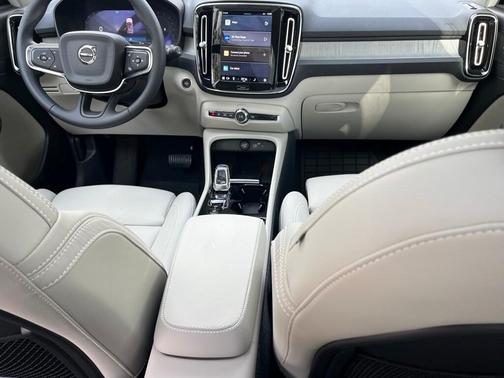 2025 Volvo XC40 B5 Plus Bright Theme