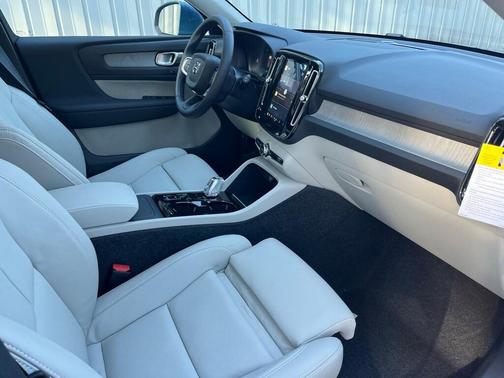 2025 Volvo XC40 B5 Plus Bright Theme