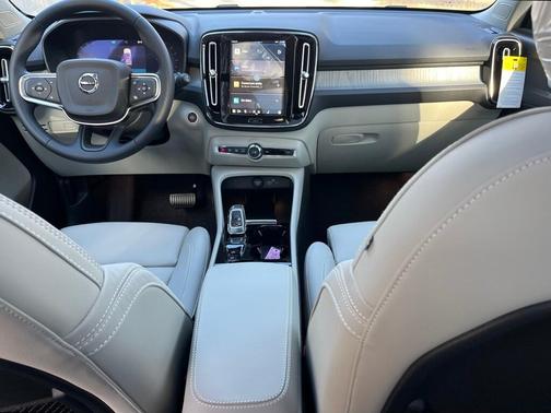 2025 Volvo XC40 B5 Plus Bright Theme