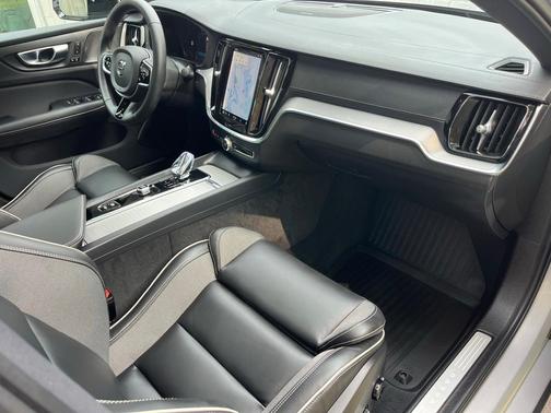 2024 Volvo S60 B5 Ultimate Dark Theme