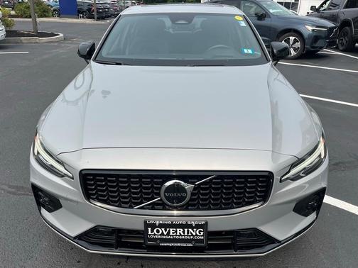 2024 Volvo S60 B5 Ultimate Dark Theme