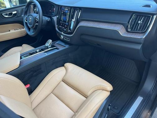 2022 Volvo XC60 B5 Inscription