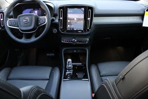 2025 Volvo XC40 B5 Plus Dark Theme