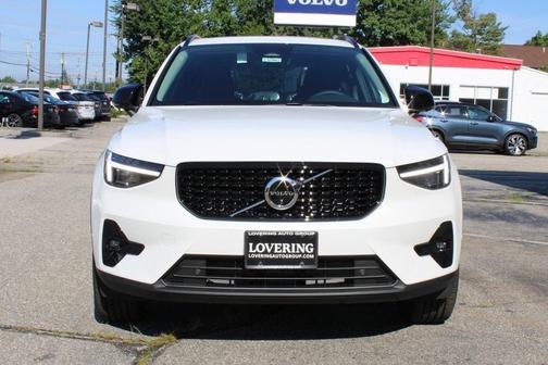 2025 Volvo XC40 B5 Plus Dark Theme