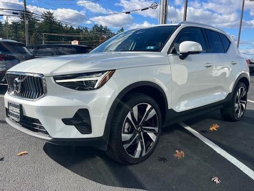2025 Volvo XC40 B5 Plus Bright Theme