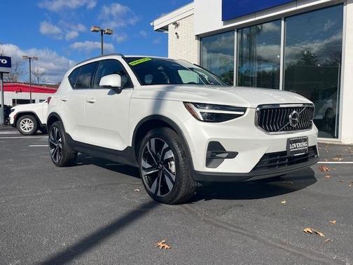 2025 Volvo XC40 B5 Plus Bright Theme