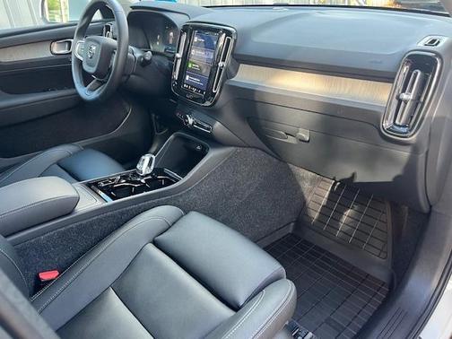 2025 Volvo XC40 B5 Plus Bright Theme