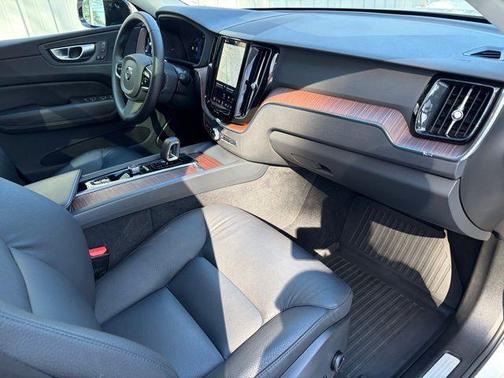 2023 Volvo XC60 B5 Plus Dark Theme