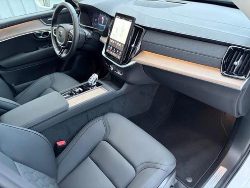 2025 Volvo XC90 B6 Plus 7-Seater