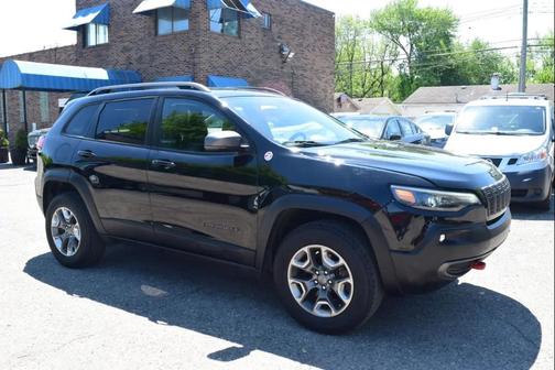 Diamond Black Crystal Pearlcoat 2019 Jeep Cherokee Trailhawk