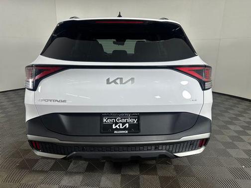 Glacial White Pearl 2023 Kia Sportage X-Line
