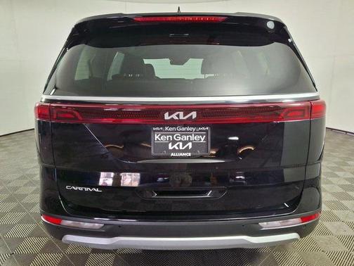 2023 Kia Carnival LX