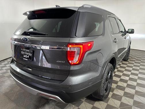 White Platinum Metallic Tri-Coat 2017 Ford Explorer XLT