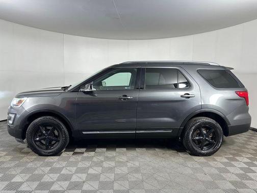 White Platinum Metallic Tri-Coat 2017 Ford Explorer XLT