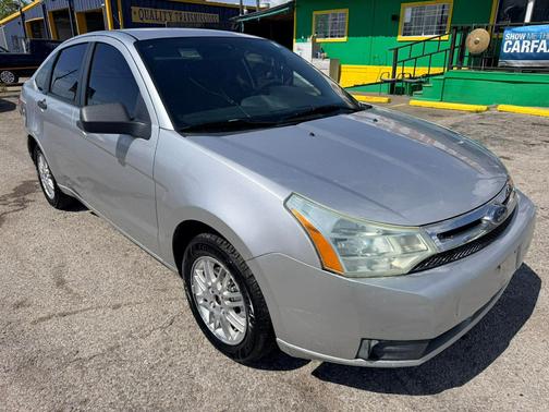 SILVER 2010 Ford Focus SE