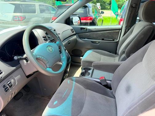 SILVER 2009 Toyota Sienna LE