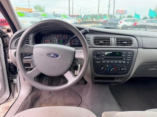 Silver 2006 Ford Taurus SE