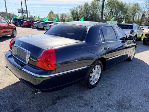 2011 Lincoln Town Car Signature Limited