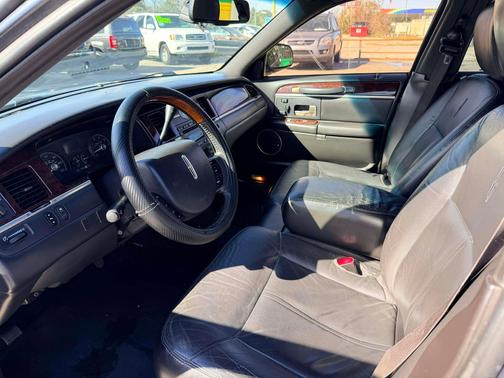 2011 Lincoln Town Car Signature Limited