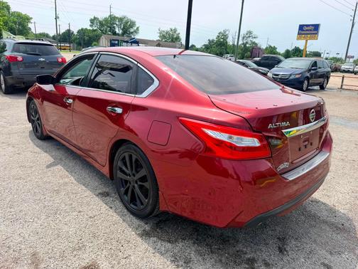 RED 2017 Nissan Altima 2.5