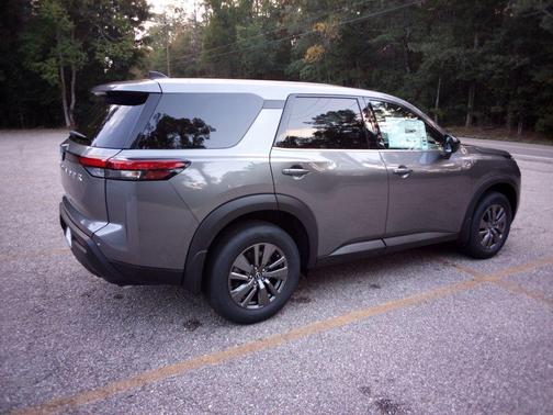 2025 Nissan Pathfinder S FWD