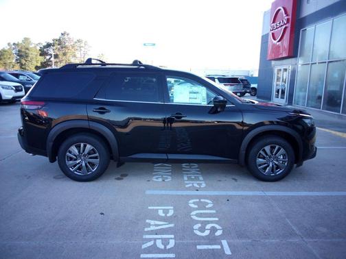 2025 Nissan Pathfinder SV FWD