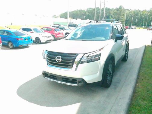 2023 Nissan Pathfinder SL FWD