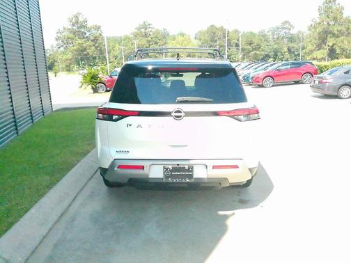 2023 Nissan Pathfinder SL FWD