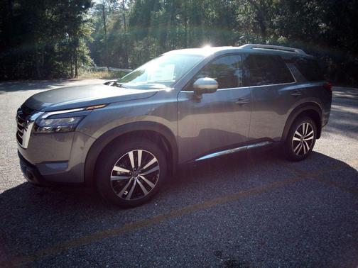 2025 Nissan Pathfinder Platinum FWD