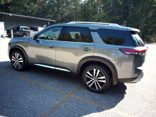 2025 Nissan Pathfinder Platinum FWD