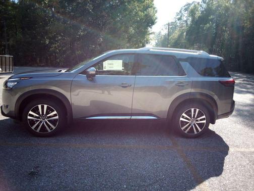 2025 Nissan Pathfinder Platinum FWD