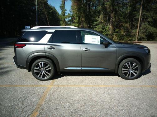 2025 Nissan Pathfinder Platinum FWD