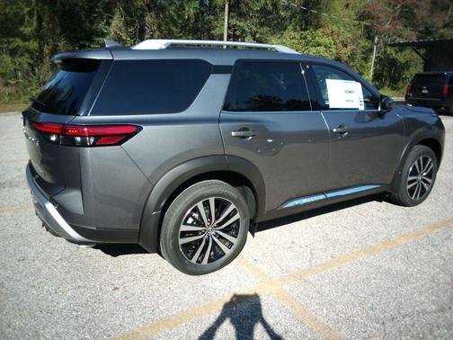 2025 Nissan Pathfinder Platinum FWD